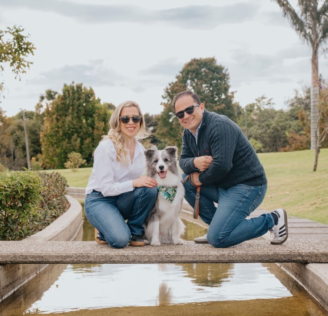 Lorena y Jarman con su perro en el parque